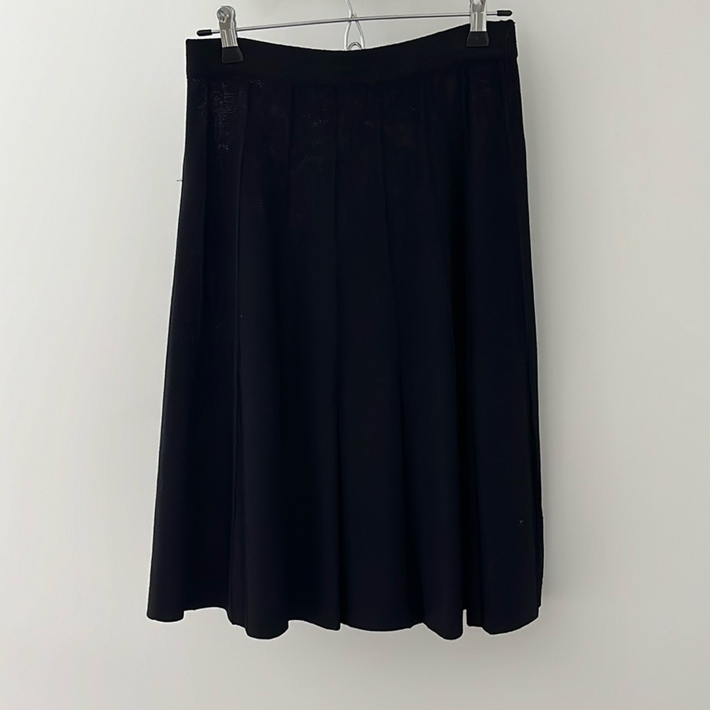 NWOT St. John Basics black pleated skirt size 4